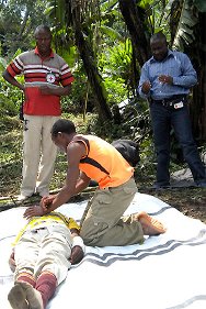 Kivu Norte, RD Congo. La Cruz Roja de la República Democrática del Congo y el CICR imparten un curso de primeros auxilios entre portadores cde armas.