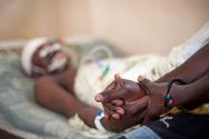 RD Congo. El familiar de un paciente con heridas de guerra sostiene su mano en un hospital de Goma.