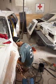 Un alumno trabaja en el taller de pintura automotriz.