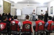 Nayaf. Los colaboradores del CICR brindan formación en primeros auxilios al personal y los voluntarios de la Media Luna Roja de Irak.