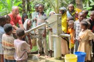 Pemba, Tanzania. El ingeniero hídrico Eugenio Vagni extrae agua junto a unos niños de un pozo construido por el CICR.