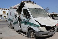 Misrata, Libia. Una ambulancia destruida durante los enfrentamientos, Afortunadamente, no había nadie en el vehículo cuando éste recibió el impacto, pero incidentes de este tipo causaron la muerte de siete voluntarios de primeros auxilios y lesiones a muchos otros.