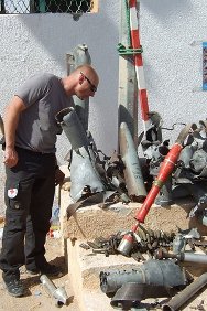 Libia. El responsable de un equipo de remoción de dispositivos explosivos verifica que las municiones sin estallar expuestas no sean peligrosas.