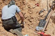 Libia. Un operador de remoción de dispositivos explosivos extrae un artefacto del suelo.
