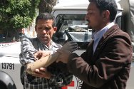 Un trabajador del CICR ayuda al mayor retirado Gunja Karki a ajustar u brazo artificial.