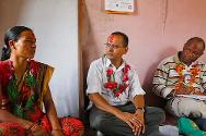 Distrito de Banke, Nepal. Yubaraj Adhikari (responsable del proyecto de apoyo psicosocial del CICR) hace de intérprete entre Sita y sus colegas del CICR.