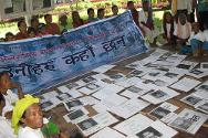Nepal. Esposas y madres de desaparecidos con sus familiares durante una ceremonia conmemorativa de las personas desaparecidas.