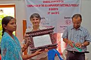 Gulariya, distrito de Bardia, Nepal. Sylvie Thoral, jefa de la delegación del CICR, entrega un certificado de reconocimiento a Lilawati Tharu, presidenta de Tharu Women Upliftment Center (Centro Tharu de Apoyo a la Mujer), durante la transferencia de un programa de apoyo psicosocial del CICR a un grupo de autoayuda.