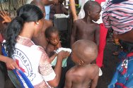 Namasibi, delta del Níger, Nigeria. El trabajador de salud del CICR, Chinenye Anyaeriuba, registra los datos de los niños antes de vacunarlos.
