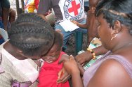 Namasibi, delta del Níger, Nigeria. Un niño es vacunado mientras otro aguarda su turno.