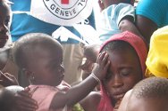 Tangbulusunju, delta del Níger, Nigeria. Los niños esperan para inscribirse y recibir las vacunas.