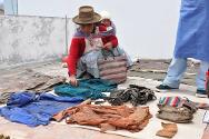 Perú, Ayacucho. Familiares tratan de identificar la ropa de sus parientes desaparecidos.