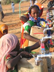 Muglad, estado de Kordofan del Sur, Darfur. Niños recogen agua potable en las fuentes de agua facilitadas por el CICR. 