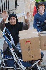 Idlib, Siria. Una mujer recibe un paquete de ayuda.
