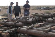 Sirte, Libia. Los miembros del equipo de contaminación por armas y los colaboradores de la Media Luna Roja Libia cuentan los artefactos explosivos sin estallar que han recogido.