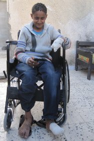 Sirte, Libia. Hosam juega con su teléfono móvil. Perdió tres dedos de las manos y dos de los pies jugando con un dispositivo sin estallar.