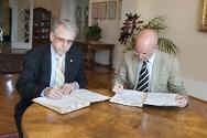 26 de junio de 2013. El Dr. Otmar Kloiber, secretario general de la Asociación Médica Mundial, y el director general del CICR, Yves Daccord, firman un memorando de entendimiento entre ambas organizaciones en la Sede del CICR, en Ginebra.
