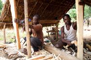 Los hermanos Wissa, carpinteros de Mboki, un pueblo del sudeste del país, trabajan con herramientas brindadas por el CICR como parte de su proyecto de asistencia a los emprendimientos locales.