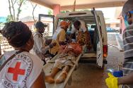 Un equipo médico del CICR evacua a un paciente del monasterio Boy Rabe para trasladarlo al hospital comunitario de Bangui.