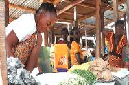 En el mercado central de Yaloké, que está casi vacío, las mujeres venden productos locales como mandioca y pasta de maní.
