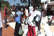 Yaloké. Personas desplazadas y familias de acogida reciben maíz, alubias, sal y aceite de cocina en una distribución organizada por el CICR y la Cruz Roja Centroafricana.