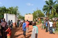 El CICR ha distribuido asistencia alimentaria (maíz, alubias, aceite y sal) entre más de 5.000 personas en la parroquia Saint Jean de Galabadja, en Bangui. 