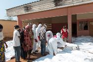 Morgue del hospital comunitario de Bangui. Las familias llegan a la morgue para identificar y recoger los restos de sus seres queridos fallecidos.