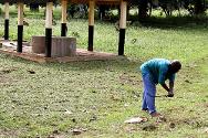 Kaga Bandoro. Limpieza del suelo en las inmediaciones del hospital de Kaga Bandoro, en el marco del programa dinero por trabajo del CICR.