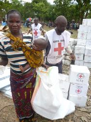 Kipia, provincia de Katanga, en el territorio de Malemba-Nkulu. Voluntarios de la Cruz Roja de la RDC entregan socorros a una beneficiaria.