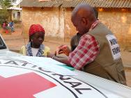 Lubumbashi, provincia de Katanga. Un voluntario coloca una marca en el dedo de una niña que se reunió con su tía.