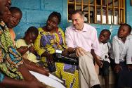 RD Congo. El presidente del CICR, Peter Maurer, conversa con residentes y personal en el Centro Don Bosco. El CICR apoya a esta institución en sus esfuerzos para reunir a niños con sus familias.