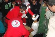 AEquipo de ayuda de urgencia de la Media Luna Roja Egipcia prestando asistencia médica en El Cairo.
