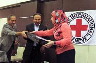 Sariya Badal Mahmud, de la Universidad de Dohuk, ganadora de la edición 2013 del concurso sobre derecho internacional humanitario, recibe el premio de manos del Dr. Qasem Ahmad, decano de la facultad de Derecho de la Universidad de Dohuk, y de Flamerz Mohamed, jefe de la oficina del CICR en esa ciudad. 