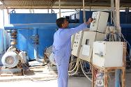 Un operador verifica el sistema eléctrico de la planta de tratamiento de agua que abastece a la aldea.