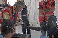 Un equipo médico de la Media Luna Roja Libia examina y presta tratamiento a los migrantes ilegales. 