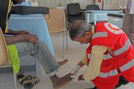 Un equipo médico de la Media Luna Roja Libia examina y presta tratamiento a los migrantes ilegales. 