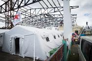 Totalmente equipado, el hospital de campaña de la Cruz Roja atiende a unos 100 pacientes diarios.