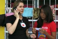 La Cruz Roja de Filipinas y el CICR ayudan a la población de las islas de Samar y Leyte a informar a sus familiares que han sobrevivido.
