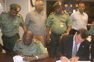 Jartum. En septiembre de 2011, se firmó un Memorando de Entendimiento sobre la cooperación entre el CICR y las Fuerzas Armadas Sudanesas (FAS) para promover la integración del derecho internacional humanitario (DIH) en la formación y las rotaciones de tropas de las FAS.