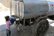 Talbiseh. Homs. Una niña desplazada se aprovisiona de agua de un camión del CICR.