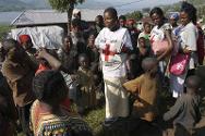 Voluntarios de la Cruz Roja de la República Democrática del Congo sensibilizan a personas desplazadas acerca de la violación y otras formas de violencia sexual. 