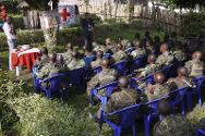Un delegado del CICR difunde, entre los miembros de las fuerzas armadas de la República Democrática del Congo, los principios de la protección de la población civil en conflictos armados.
