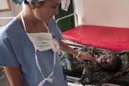 Una enfermera del equipo de cirugía del CICR con un paciente.