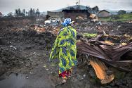 Una mujer observa el estado de devastación de la casa de la cual debió huir al comenzar los enfrentamientos. Las mujeres son con frecuencia las principales víctimas de los conflictos en el este de la RD Congo.