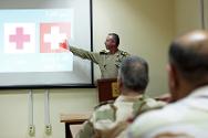 El brigadier general Jihad Shehab Mohamed explica los orígenes del emblema de la cruz roja a los participantes en un curso de formación.