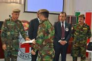 Oficiales peshmergha reciben sus certificados, al terminar el curso sobre derecho internacional humanitario dictado en la Academia Militar.
