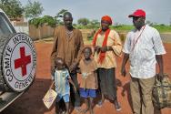 Un agricultor maliense se reunió con su esposa y sus tres hijos, gracias al CICR y a la Cruz Roja Maliense. El conflicto en el norte de ese país los mantuvo separados por más de cinco meses.