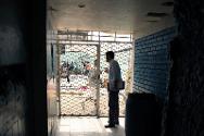 Un delegado del CICR visita una prisión en Cali.