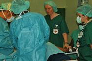 El equipo de cirugía del CICR, integrado por cuatro personas, opera a un paciente. 