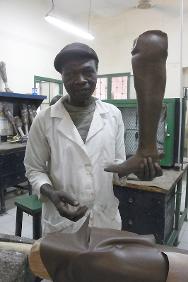 Anatole en su taller del centro de rehabilitación física de N'Djamena